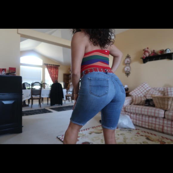 Booty Rounding Bermuda Shorts - Picture 1 of 4
